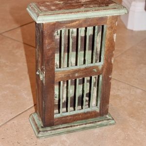 Jewelry necklace holder